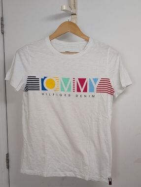 Tommy Hilfiger Denim Colorful Logo Tee – Size Medium White Graphic T-Shirt